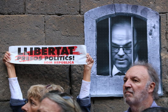 Protest to demand the release of jailed leaders with street art depicting incarcerated MP Jordi Turull (by ACN)